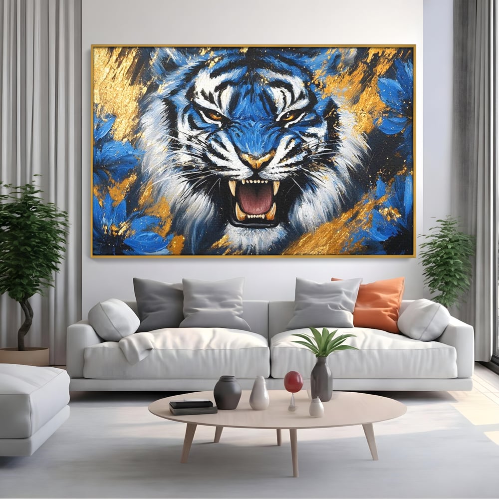 Tablou canvas cu tablou canvas cu tigru albastru si flori, in rama de aluminiu auriu, pe perete intr-un living